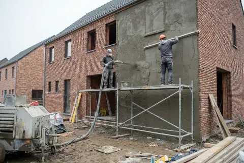 Machinaal aangebrachte raaplaag op een bakstenen buitenmuur